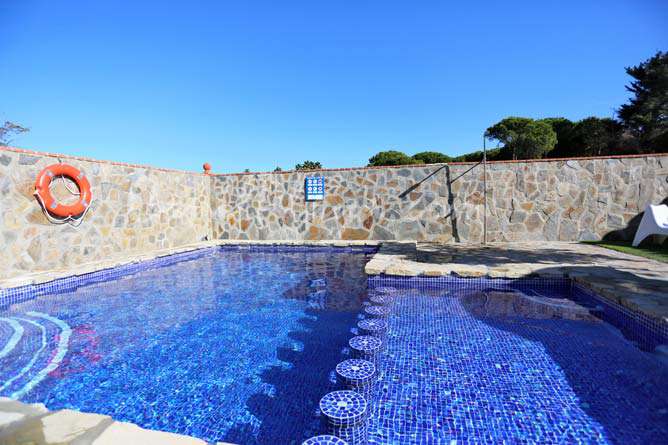 piscina con zona infantil