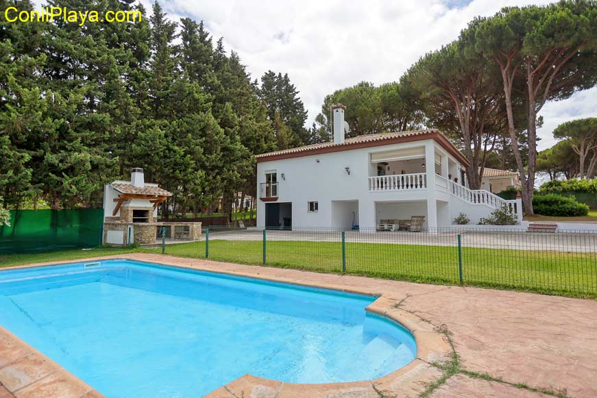 chalet conil piscina