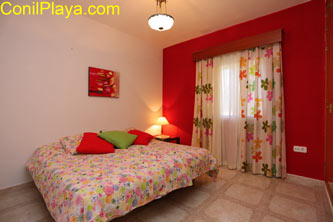 dormitorio con 2 camas individuales