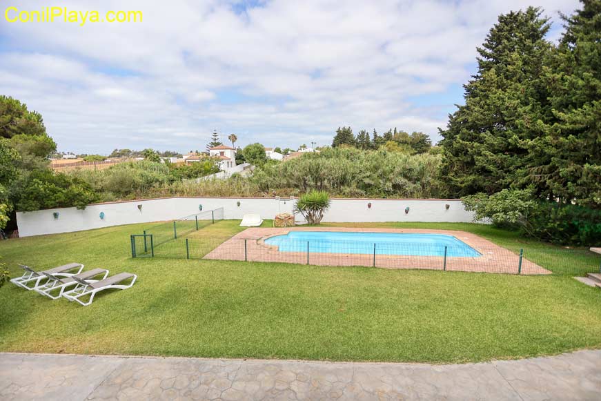 vistas del jardin y piscina