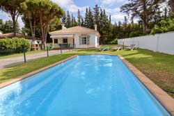 3 dormitorios,8 personas. Estupendo chalet de 3 dormitorios situado en una zona muy tranquila y proxima a la playa de la Fuente del Gallo. Piscina privada, barbacoa, 2 porches. Amplia parcela. 