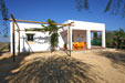 Chalet con jardín, muy fresca, a 500 mts de la playa. chimenea, azotea, barbacoa, porche. Muy Tranquila. Consta de 3 dormitorios con armarios empotrados, salón - cocina - comedor. El agua de la casa es de la red, es decir, no es de pozo.
Tiene tres dormitorios y un amplio y cuidado jardín.