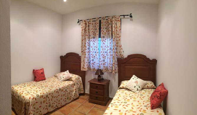 Dormitorio con 2 camas individuales.