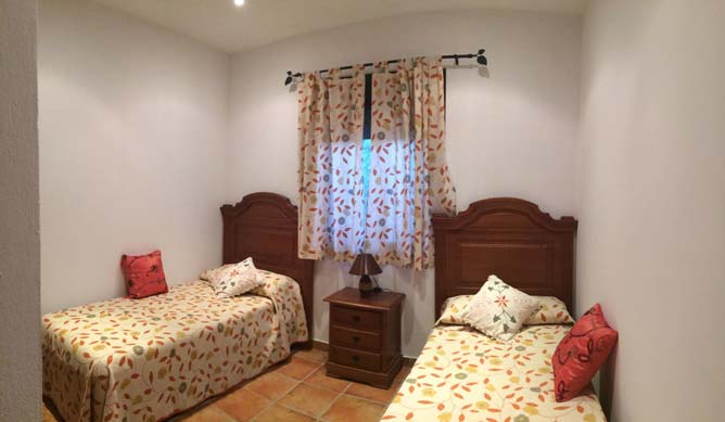 Dormitorio con 2 camas individuales.