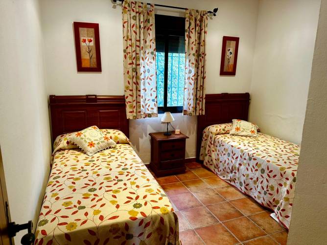 Dormitorio con dos camas individuales.