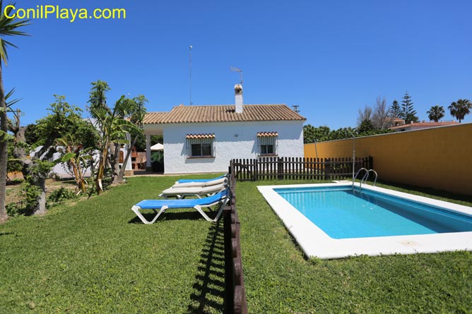 chalet conil piscina