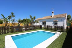 2 dormitorios,5 personas. Chalet en Conil, Cádiz con piscina privada de 2 dormitorios de gran calidad, amplio jardín, cerca de Conil. Para 4 a 5 personas, con porche y barbacoa. Muy Tranquilo, junto al pinar del Mayorazgo.