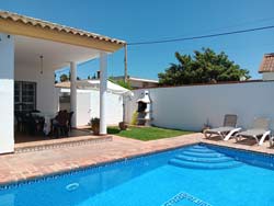 Alquiler de Chalet en Conil para 8 personas (max 10) Con piscina.