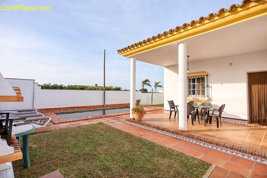 Casa con piscina en Conil, en zona tranquila 