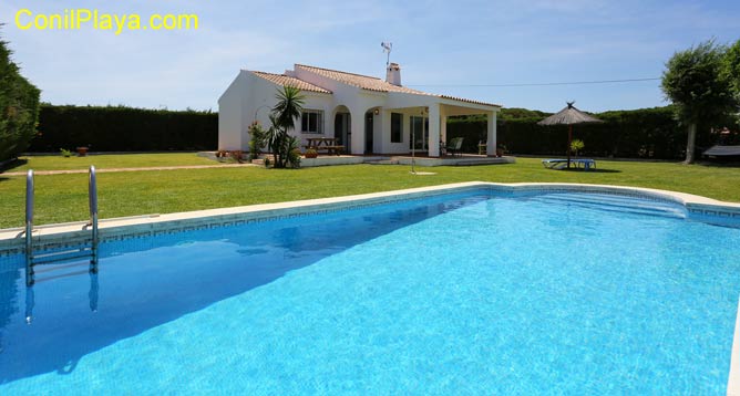 Chalet con piscina con amplio jardín