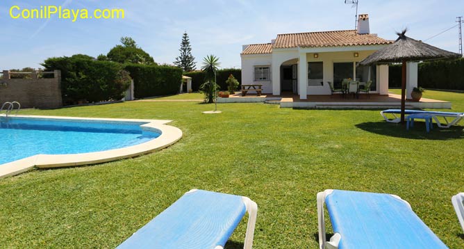 vista general del chalet con piscina y del jardín.