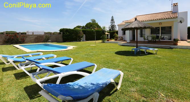 Vista del jardín de la casa y la piscina privada.