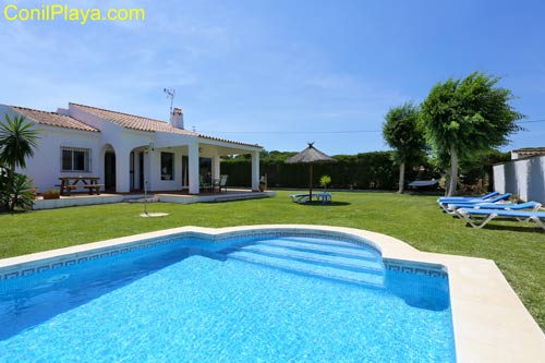 piscina del chalet con escalones