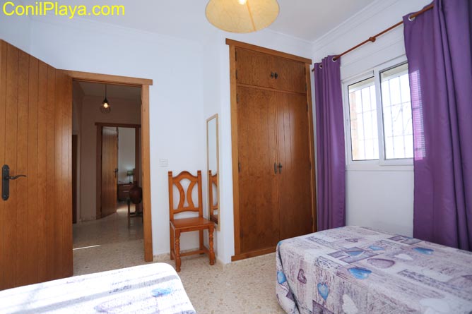 armario del dormitorio con 2 camas