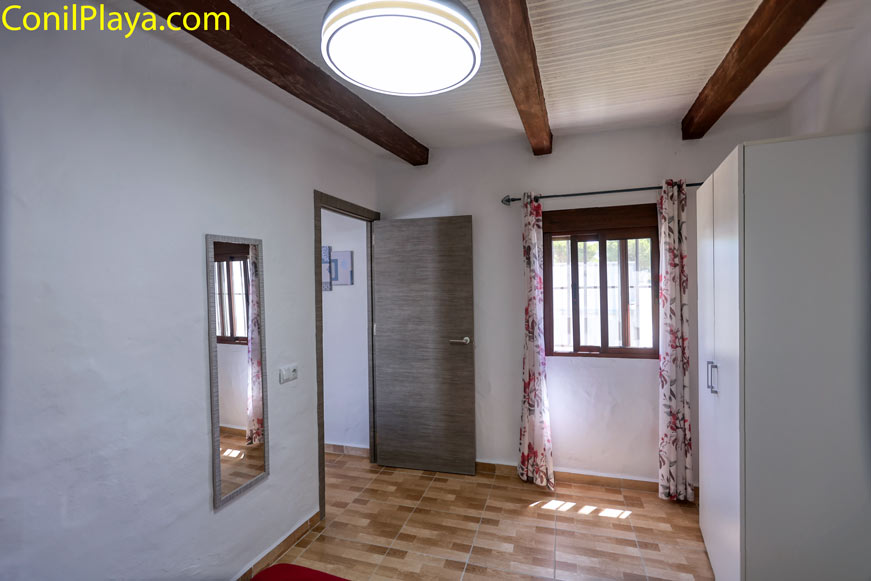Habitación luminosa con armario y ventana vista desde el interior