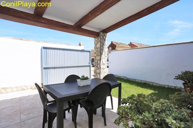porche con mesa y sillas