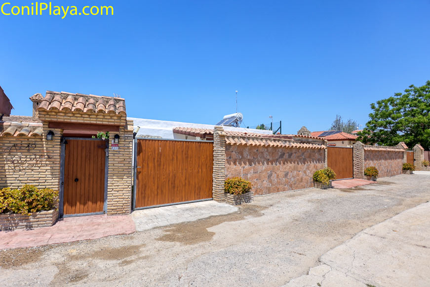 Fachada de cortijo natalia en alquiler en Conil vista desde la calle