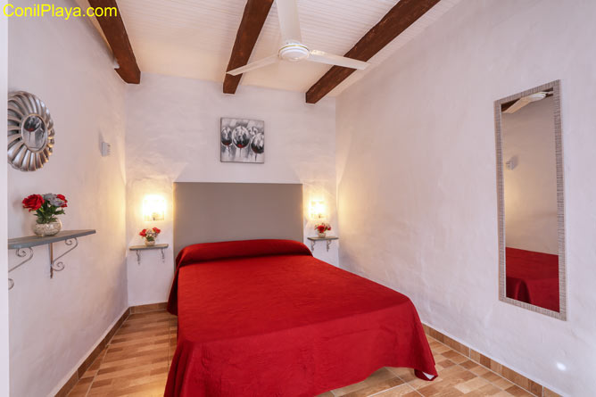 dormitorio con cama de matrimonio