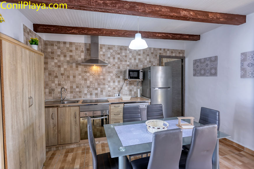 Cocina moderna con mesa de comedor vista desde la entrada