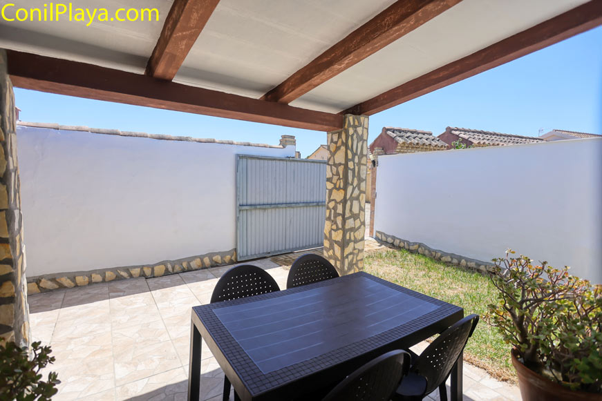 Mesa y sillas en el porche con vistas al patio cerrado