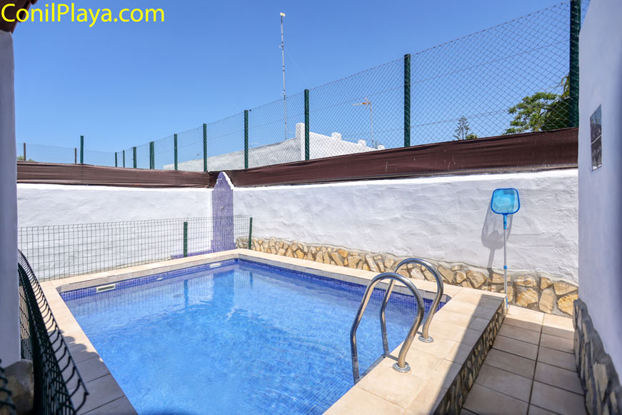 Vista de la piscina privada desde el acceso lateral de la vivienda