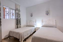 Chalets con piscina en los Majadales de Roche, en el Pinar de Roche, cerca de Conil. Dispone de wifi, barbacoa, aparcamiento privado. Dispone de 2 dormitorios.
Chalet de dos dormitorios con capacidad para 4 personas.