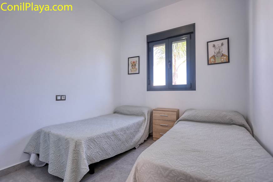 dormitorio con 2 camas