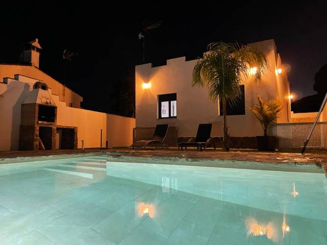 piscina de noche