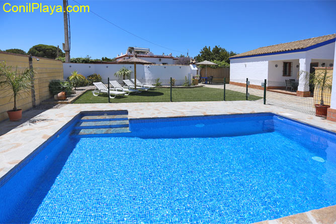 piscina y el chalet al fondo