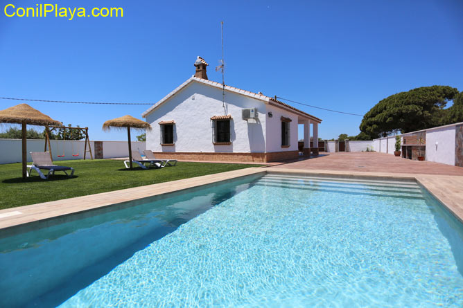 chalet en conil con piscina privada