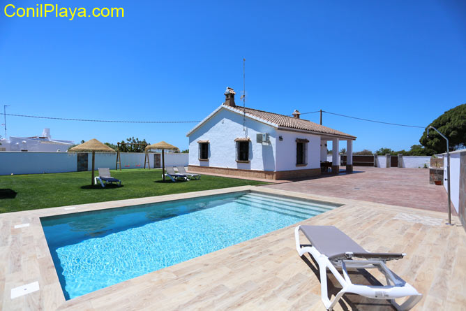 chalet con piscina en conil