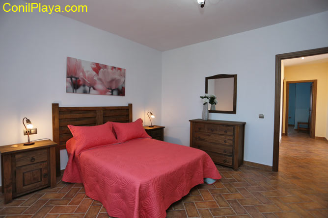 dormitorio con cama de matrimonio