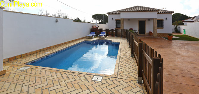 Vista de la piscina y de la barbacoa.