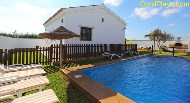 Piscina y al fondo la casa