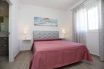 Estupendo chalet con piscina privada situado cerca de Conil. Muy tranquilo. Dispone de 3 dormitorios, salón-cocina-comedor con todo tipo de utensilios, porche, barbacoa cubierta, zona ajardinada en parcela de 600m y con plazas de garaje privadas.
capacidad: 3 dormitorios 6 personas