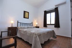 Tranquilo chalet con piscina muy cerca de urbanización Roche y sus playas. Ideal para descansar lejos de ruidos. Cuenta con piscina, jardín y aparcamiento privado en el interior de la parcela. Dispone de 2 dormitorios.
chalet de 2 dormitorios