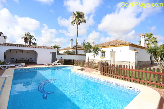 Chalet con piscina muy cerca de las Calas de Conil. Jardin del chalet en Conil para alquilar de vacaciones