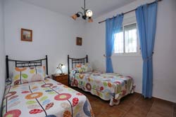 Chalet con piscina privada vallada de tres dormitorios, jardín, barbacoa y porche. Situado en zona muy tranquila. Ideal para familias con niños.
Chalet de 3 dormitorios para 6 o 7 personas.