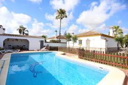Chalet con piscina privada vallada de tres dormitorios, jardín, barbacoa y porche. Situado en zona muy tranquila. Ideal para familias con niños.
Alquiler en Conil con piscina