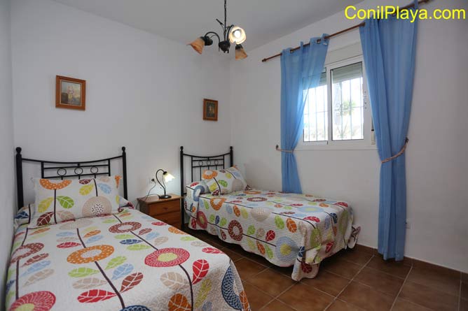 Dormitorio con 2 camas individuales