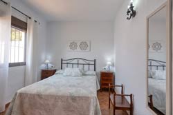 Bonito chalet con piscina privada en Conil, en los Majadales de Roche, cerca del pinar y a pocos minutos de Conil y de la playa. Muy tranquilo. Dispone de barbacoa y porche.
capacidad para 4 personas