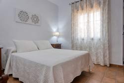 Bonita casa con piscina privada situada en una zona muy tranquila y a escasos minutos de Conil y sus playas. Junto al pinar de Roche. Dispone de aparcamiento privado, porche y barbacoa
Casa de dos dormitorios cerca del pinar de Roche