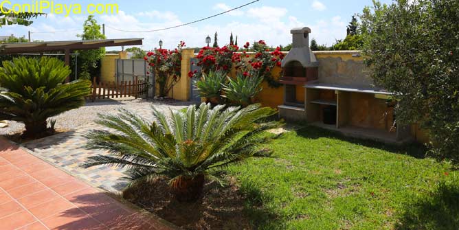 Vista del jardín de la casa