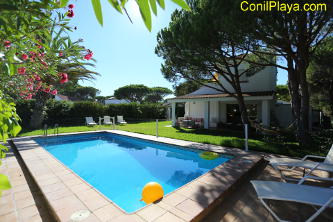 foto del chalet en Urbanización Roche en alquiler con piscina