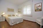 Excelente chalet con piscina privada en Urbanización Roche, Conil de la Frontera. Porche, aparcamiento techado. 4 camas de matrimonio. Es una casa de 2 plantas con 3 baños. La piscina está vallada. Cuenta con ducha exterior de agua caliente. chalet en Roche de 4 dormitorios para 8 personas.