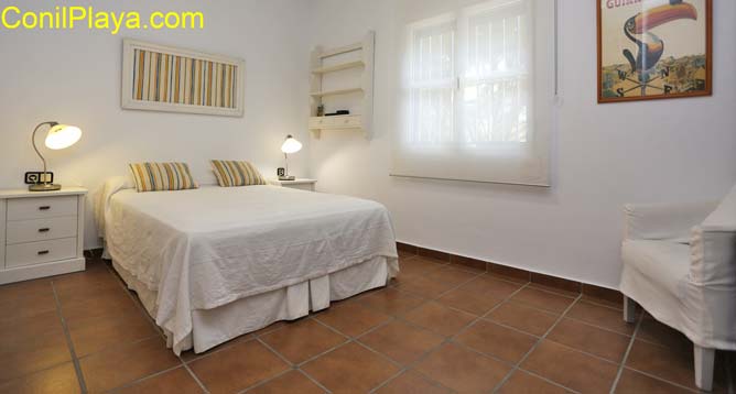 dormitorio con cama de matrimonio