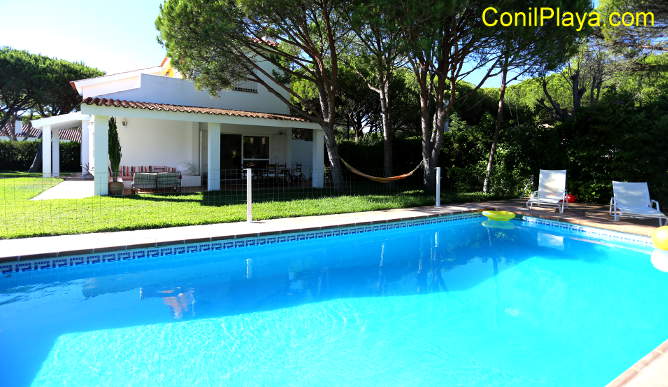 piscina y el chalet al fondo