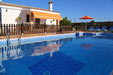 Estupendo chalet con piscina, en el Chinarejo, junto al pinar de Roche. Muy tranquila y a menos de 9 minutos de la playa. Dispone de termo eléctrico de 100 litros. Consta de 3 dormitorios.
Consta de 3 dormitorios y capacidad para 5 personas. Dispone de piscina y un amplio jardin.