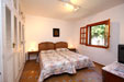 Chalet en urbanización Roche, Conil de la Frontera, Cádiz. Amplio jardín con césped y pinos, zona tranquila. 12 personas, 5 dormitorios. Piscina privada. Ver fotos del chalet en alquiler en Roche cerca de la playa.