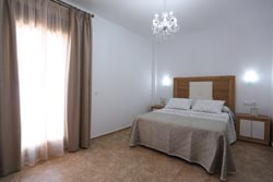 Tranquilo chalet con amplio jardín, piscina privada, porche, barbacoa, proximo a las playas de Roche y del Puerco. Consta de 3 dormitorios con armarios empotrados, 2 cuartos de baños con ducha, cocina completamente equipada, amplio salón - comedor.
Chalet de 3 dormitorios para 6 personas. Muy tranquilo.